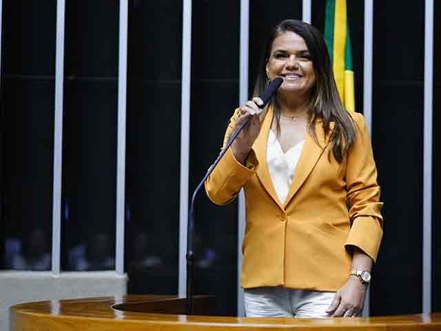Helena Lima reúne mais de 10 mil pessoas em festa de 50 anos e fortalece base política