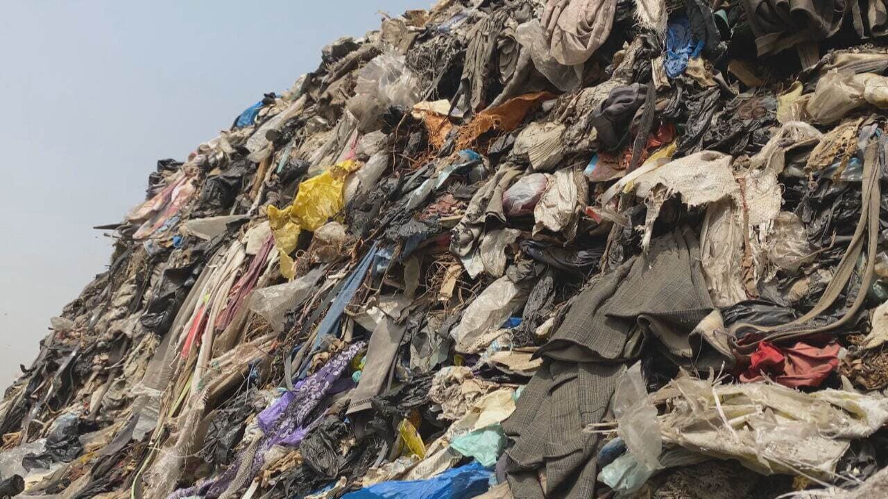 Descarte irregular de roupas em Ceilândia gera preocupação com chegada das chuvas